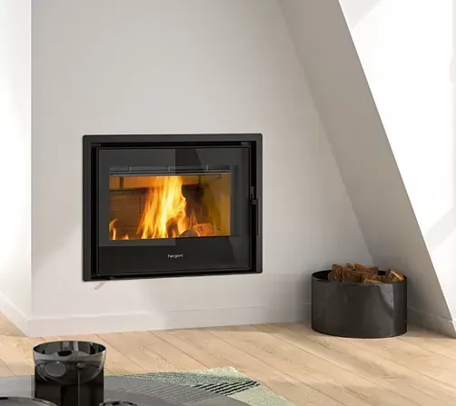 Una chimenea está empotrada en la pared de una sala de estar.