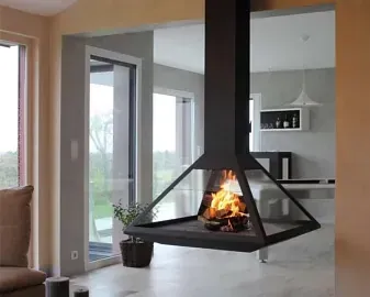 Una chimenea cuelga del techo en una sala de estar.