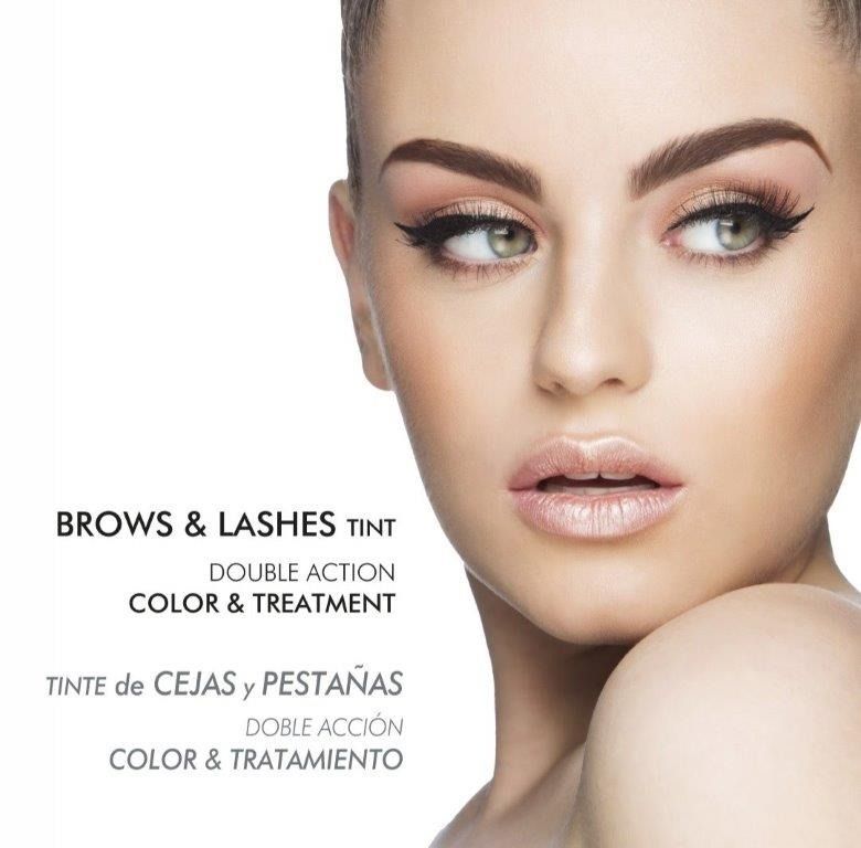 Un primer plano del rostro de una mujer con las palabras "tinte de cejas y pestañas, color y tratamiento de doble acción".