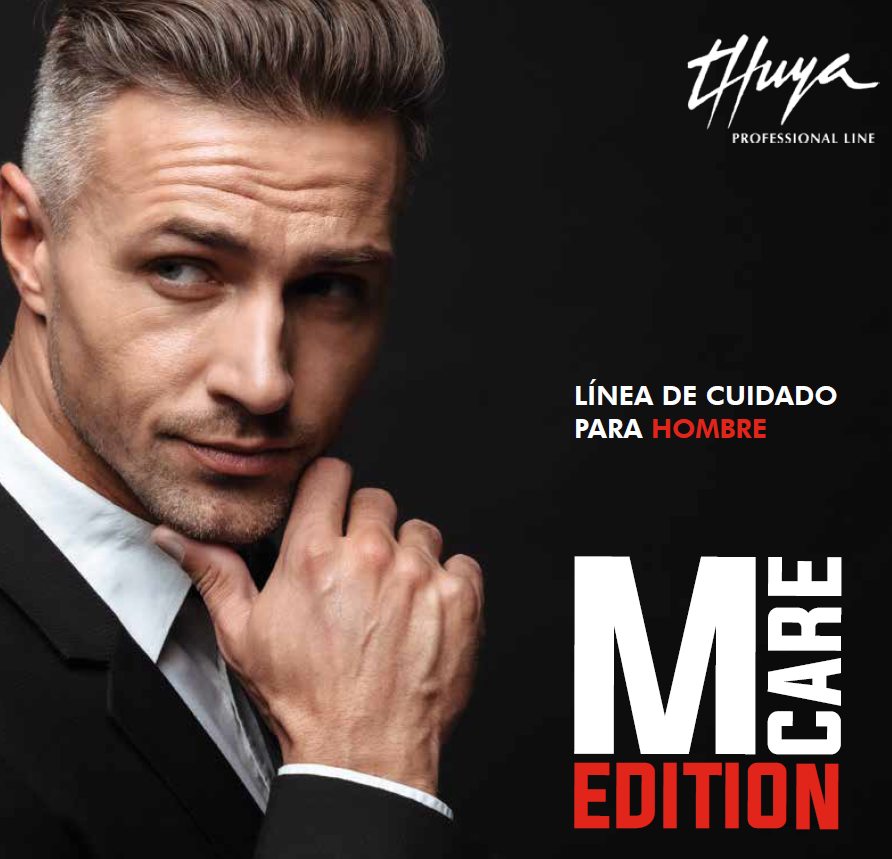 Un hombre con traje y corbata con la mano en la barbilla.