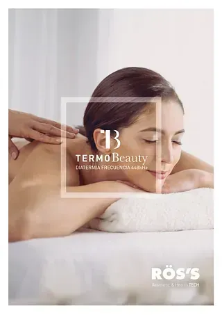 Una mujer está acostada en una cama recibiendo un masaje.