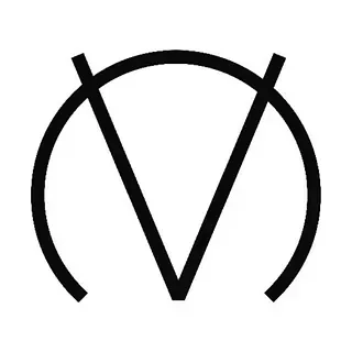 Un símbolo en blanco y negro con una v en el medio de un círculo.