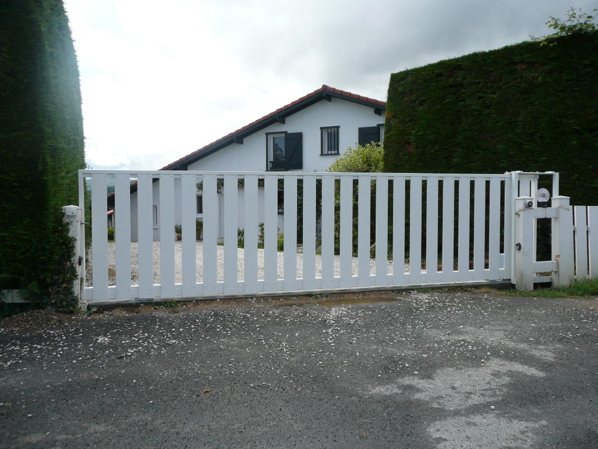 Portail motorisé blanc