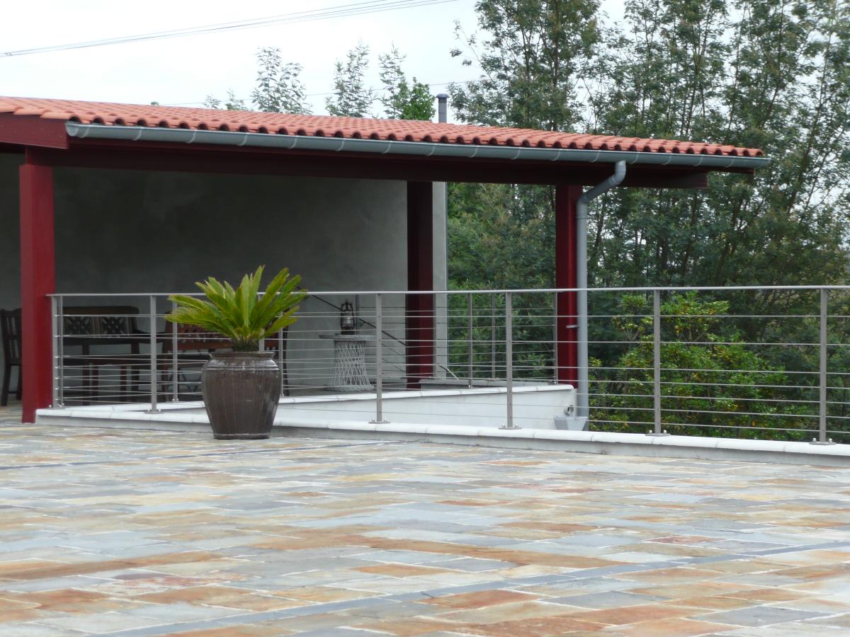 Pose de rembarde de sécurité pour la terrasse d'un restaurant