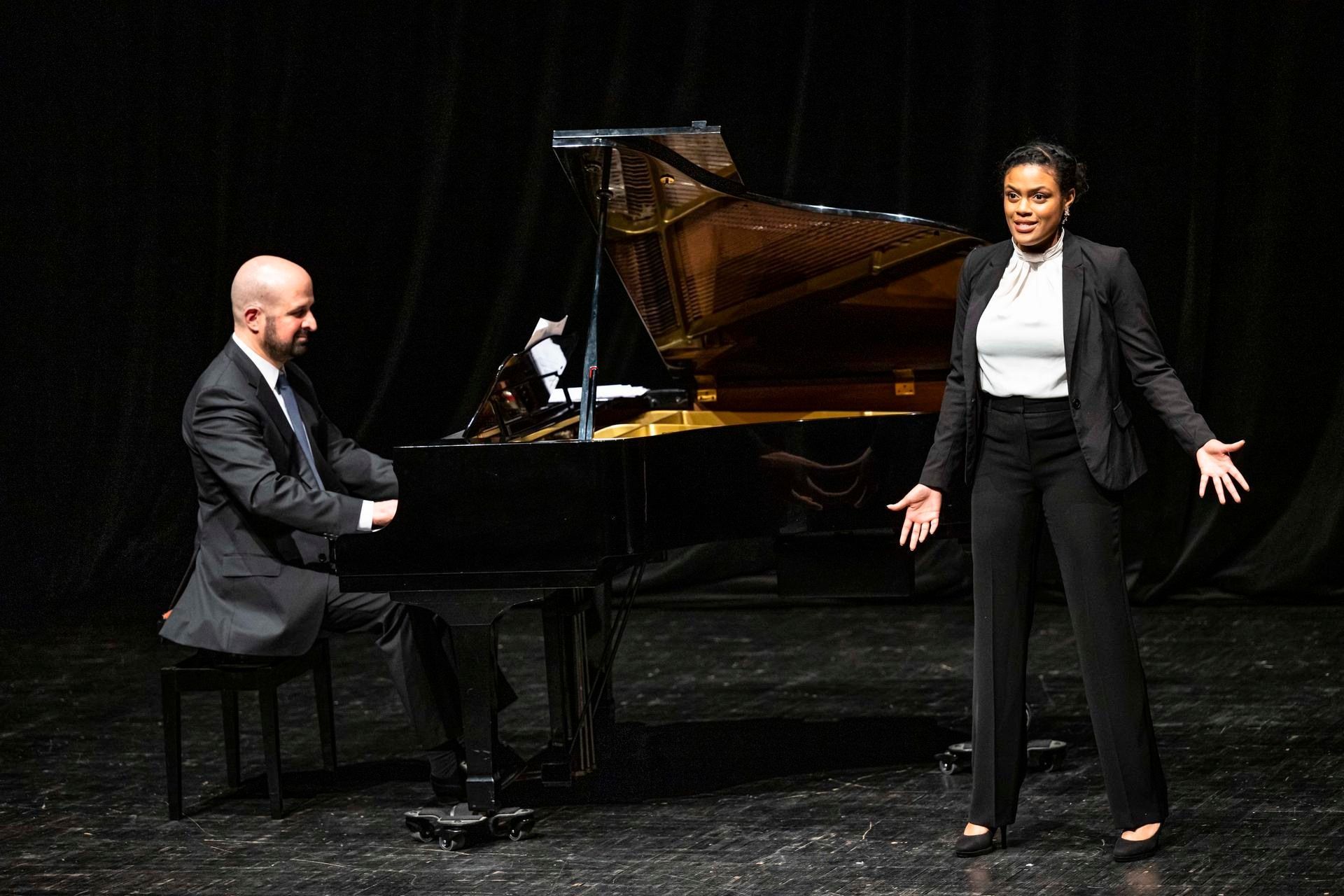 Chanteuse et pianiste lors d'un concert privé