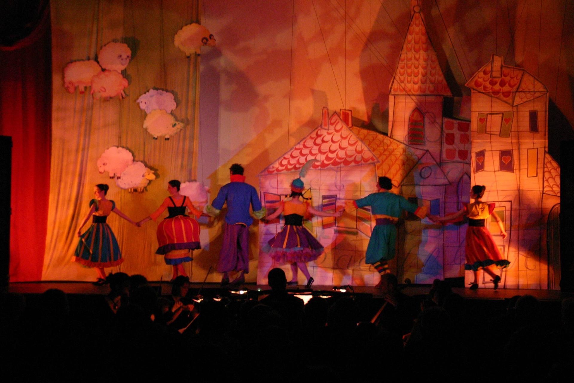 Comédiens dansant sur scène