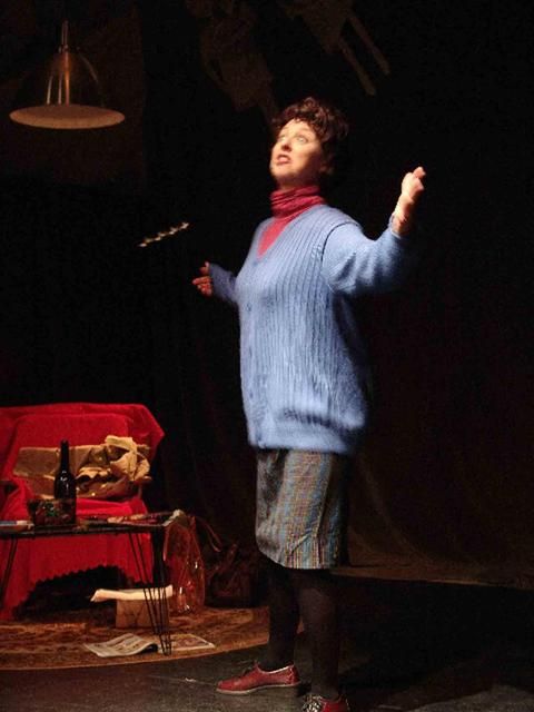 Comédienne chantant sur scène