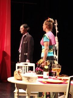 Commèdiens sur scène avec table