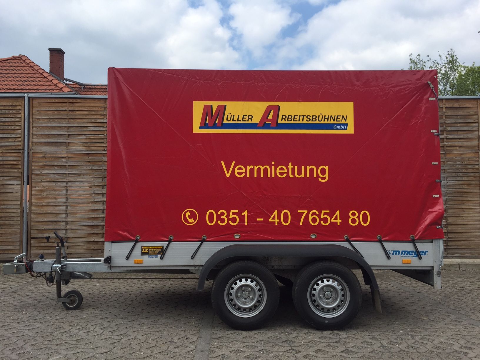 Müller Arbeitsbühnen Anhänger Rot