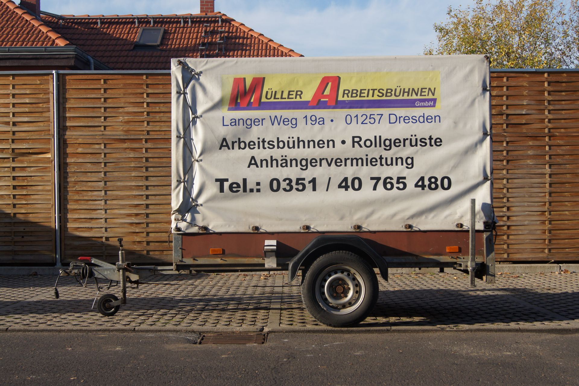 Müller Arbeitsbühnen Anhänger Weiß