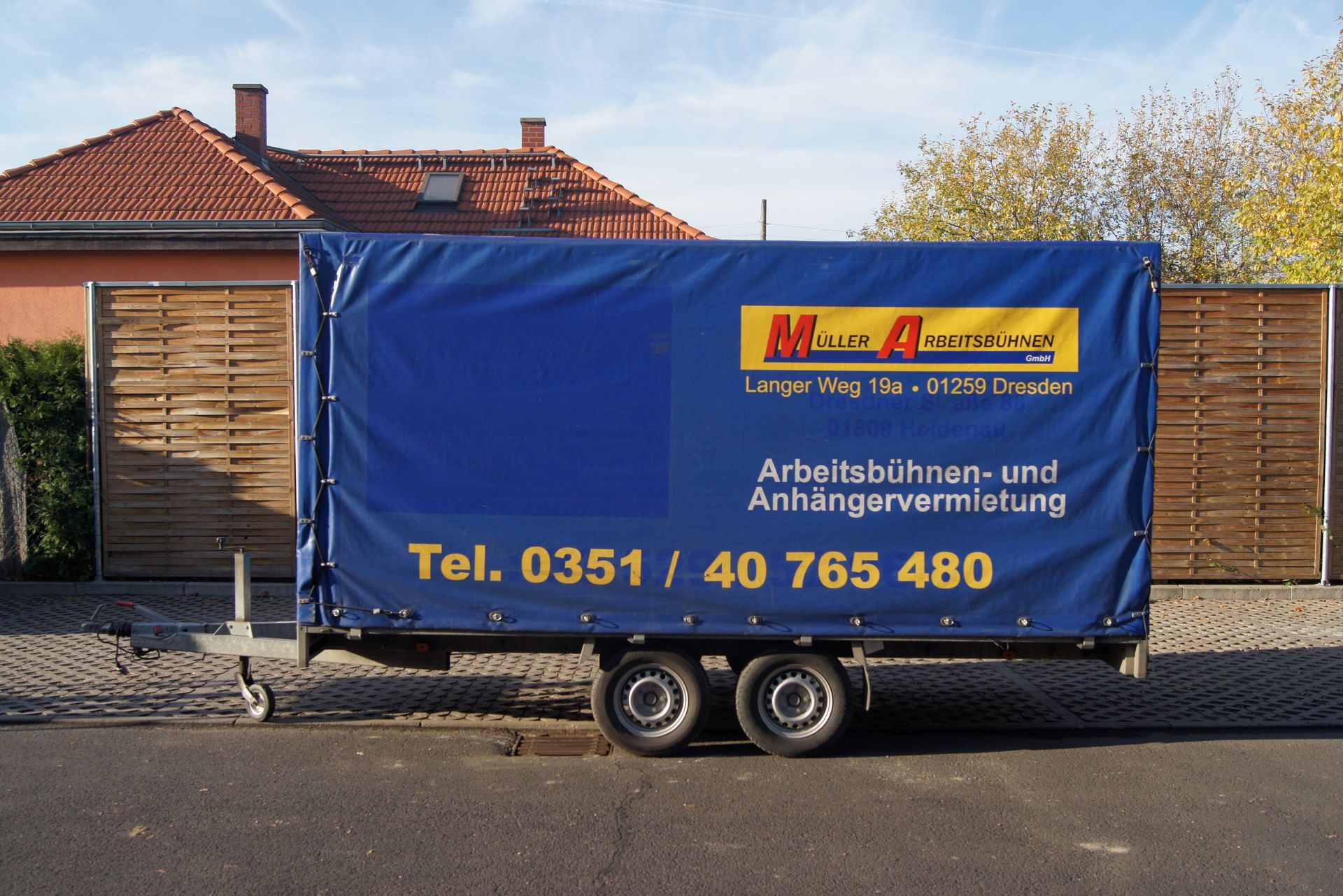 Müller Arbeitsbühnen Anhänger Blau