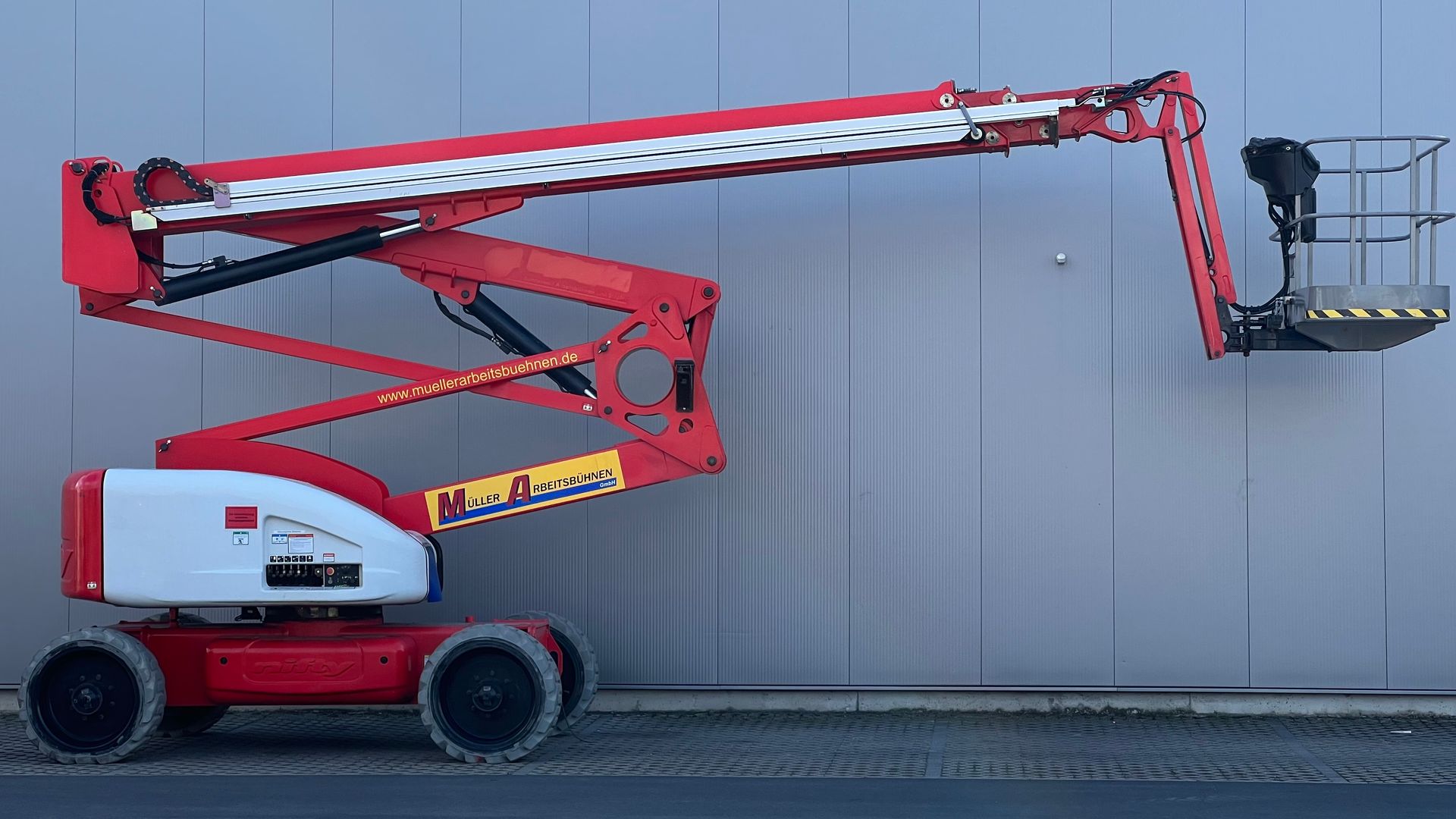 Müller Arbeitsbühnen GmbH - Selbstfahrende Bühne Hybrid-Allrad HR28