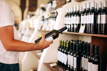 Kunde kauft Wein bei Mercearia Dos Santos Covelo
