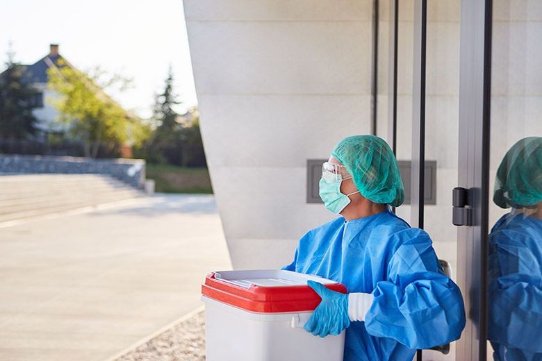 Chirurgien avec un organe dans une boîte