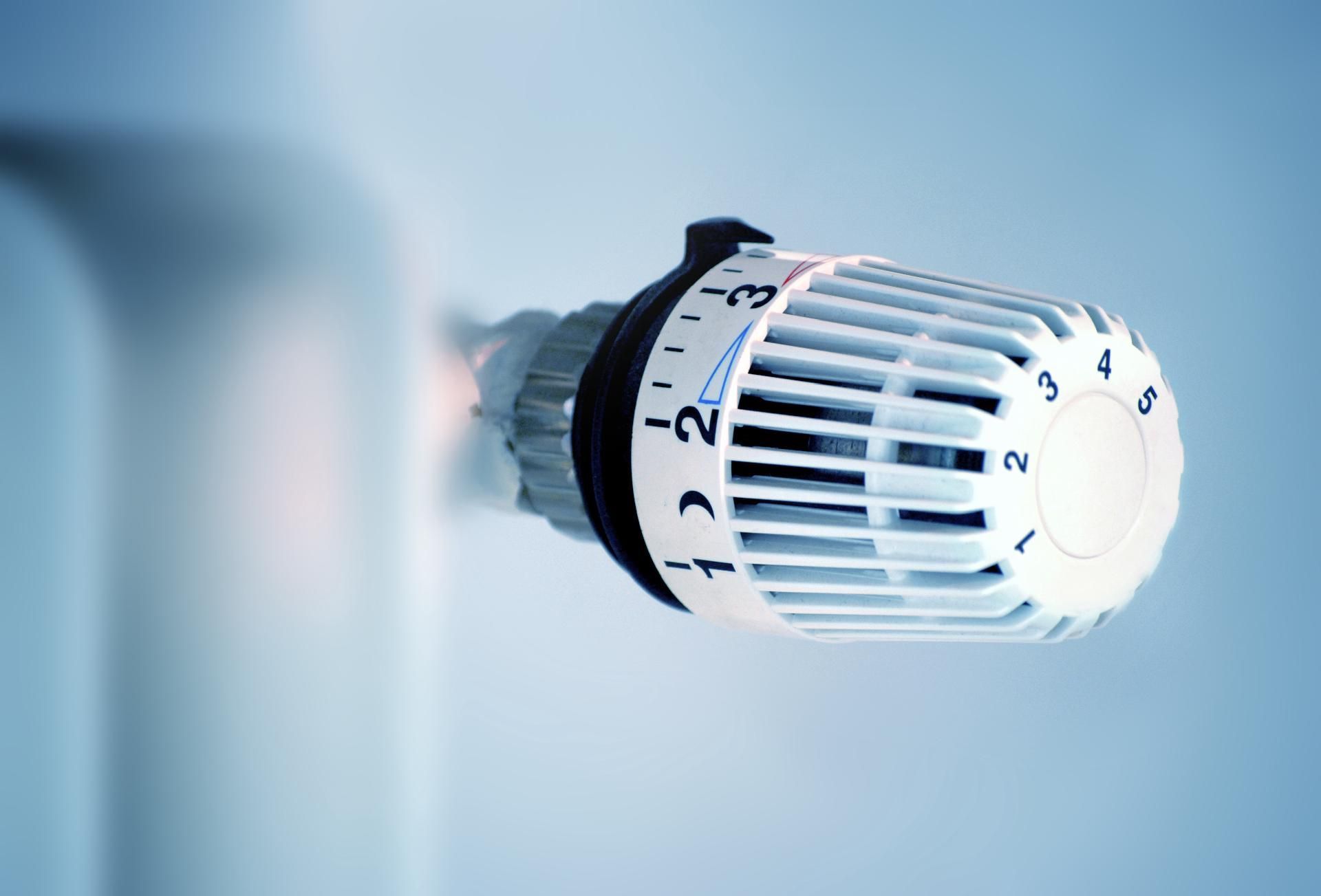 Nahaufnahme eines weißen Thermostatventilknopfes mit Temperaturmarkierungen