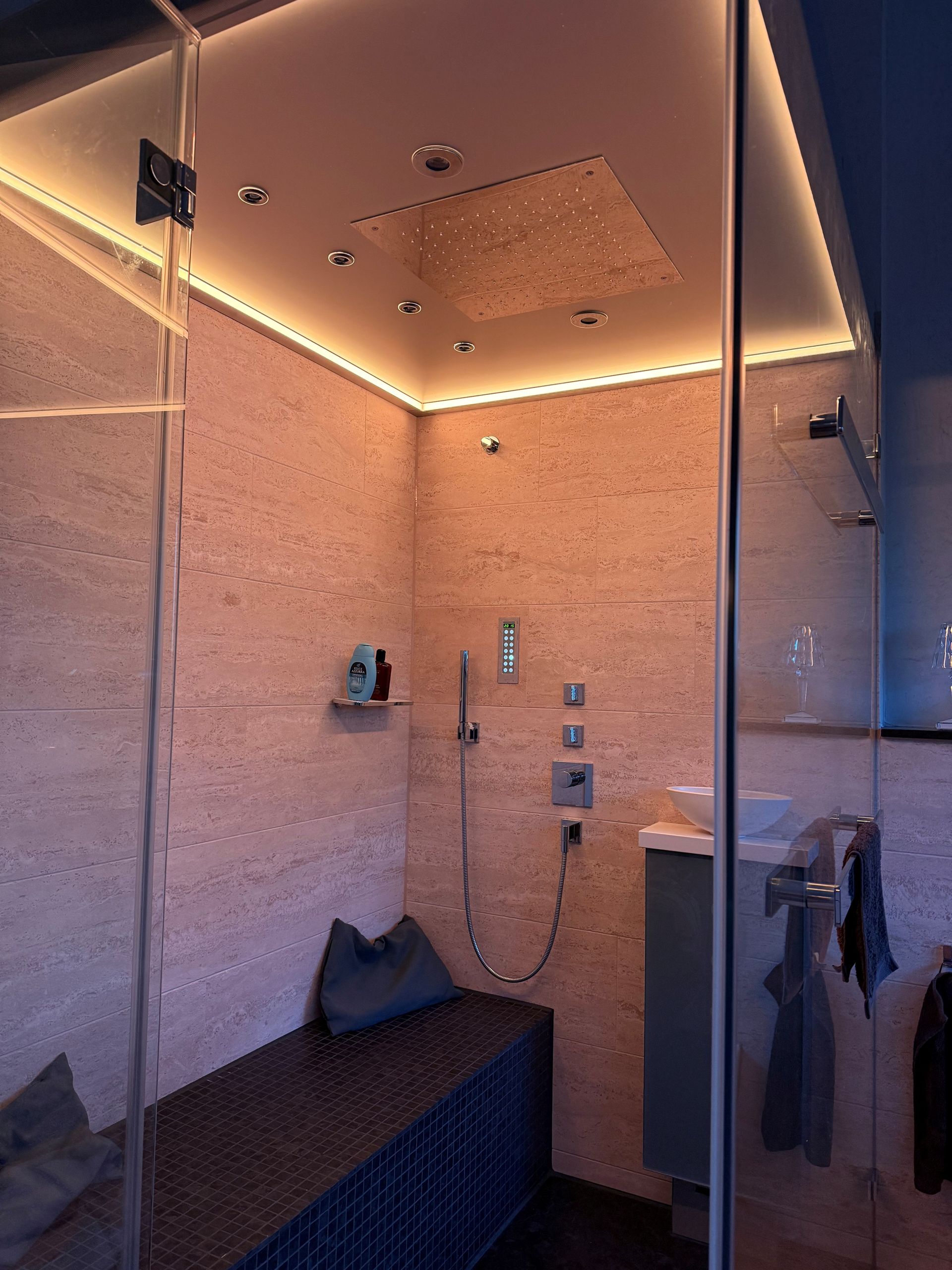 Moderne Glasduschkabine in einem eleganten Badezimmer