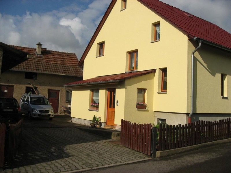 Gelb verputzte Fassade