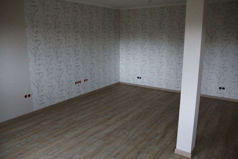 Boden in Holzoptik und tapezierte Wände