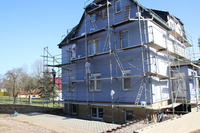 Farbige Putzarbeiten an einer Hausfassade