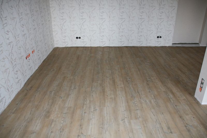 Boden in Holzoptik und tapezierte Wände