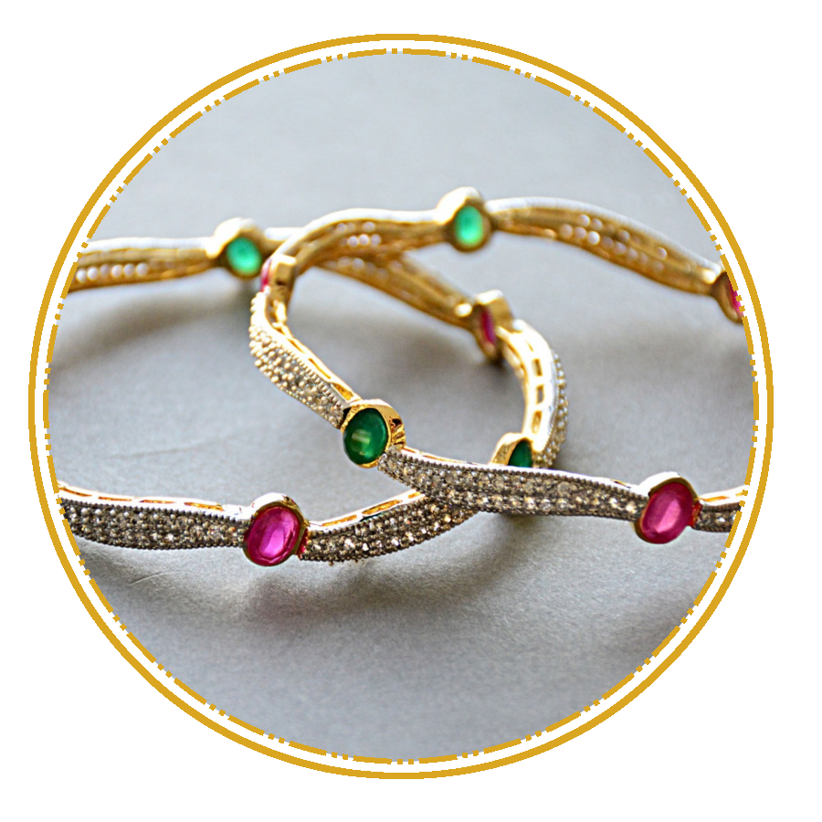 Bracelet en or jaune avec des émeraudes et des rubis