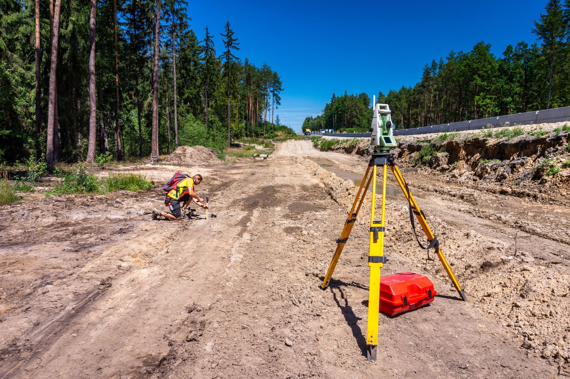 Un technicien qui effectue un relevé topographique d'un terrain