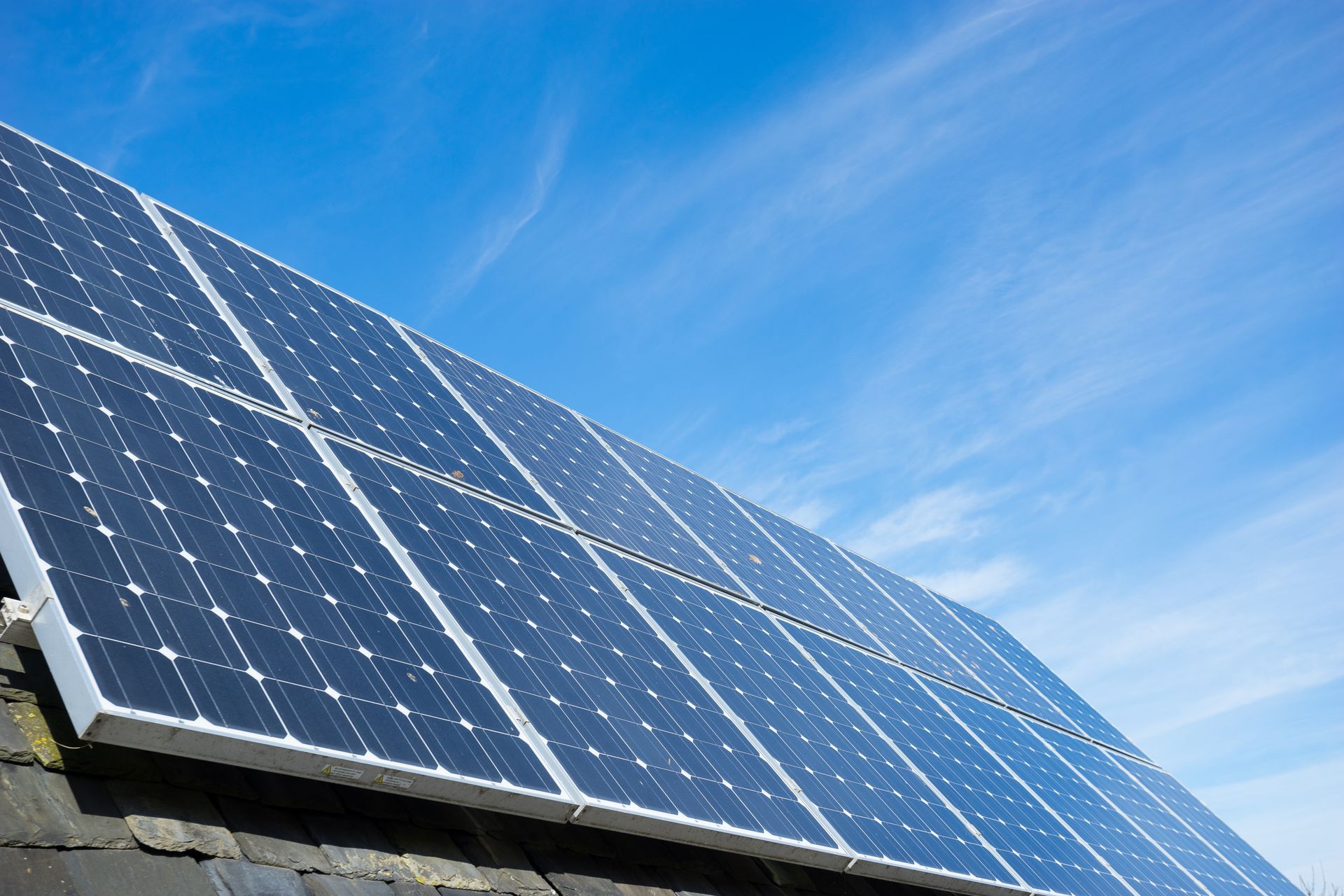 Panneau photovoltaïque et ciel bleu