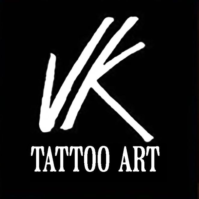 Cuadrado negro con un logotipo VK blanco y el texto "TATTOO ART" debajo.