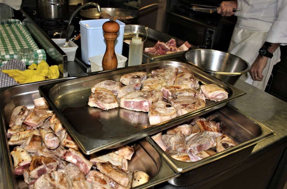 Un vassoio di carne è appoggiato sul bancone della cucina.