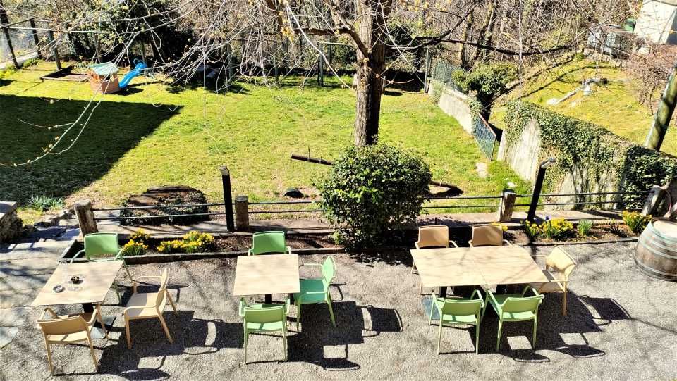 Una vista aerea di un patio con tavoli e sedie