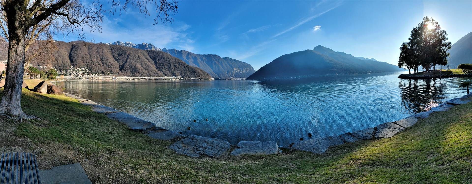Una vista panoramica di un lago con le montagne sullo sfondo.