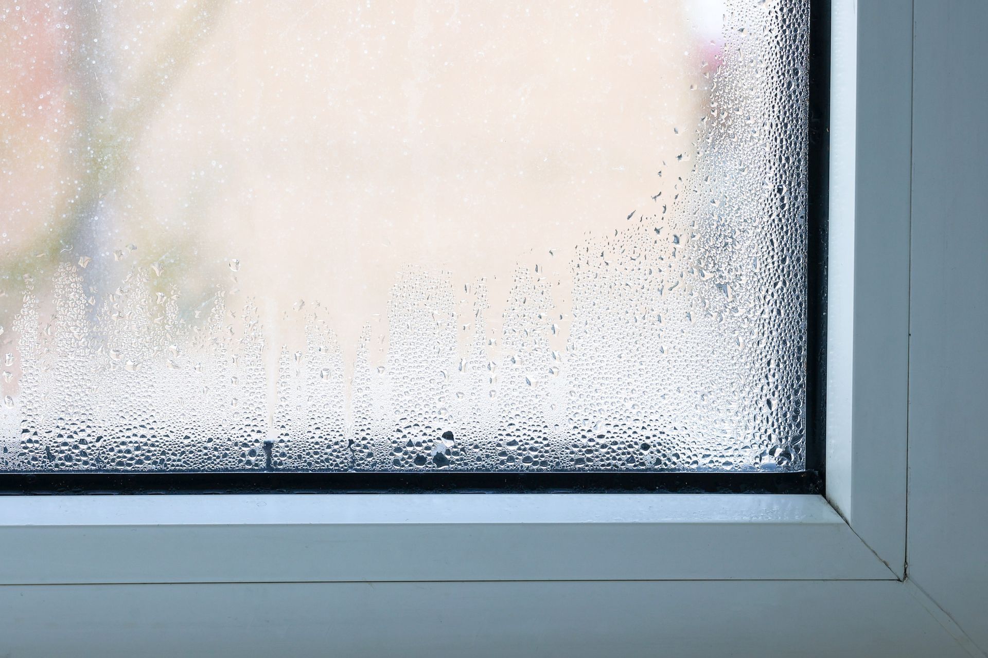 Condensation sur une fenêtre en PVC