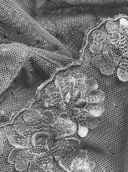Una fotografía en blanco y negro de un collar con flores.
