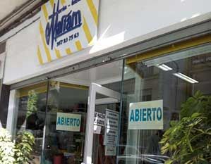 Un escaparate con un cartel que dice abierto