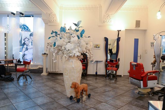 Coiffure Gody - Grosse Blumenvase steht in der Raummitte des Salons