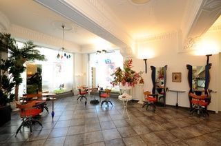 Coiffure Gody - geräumiger Coiffeursalon mit mehreren Behandlungsstühlen