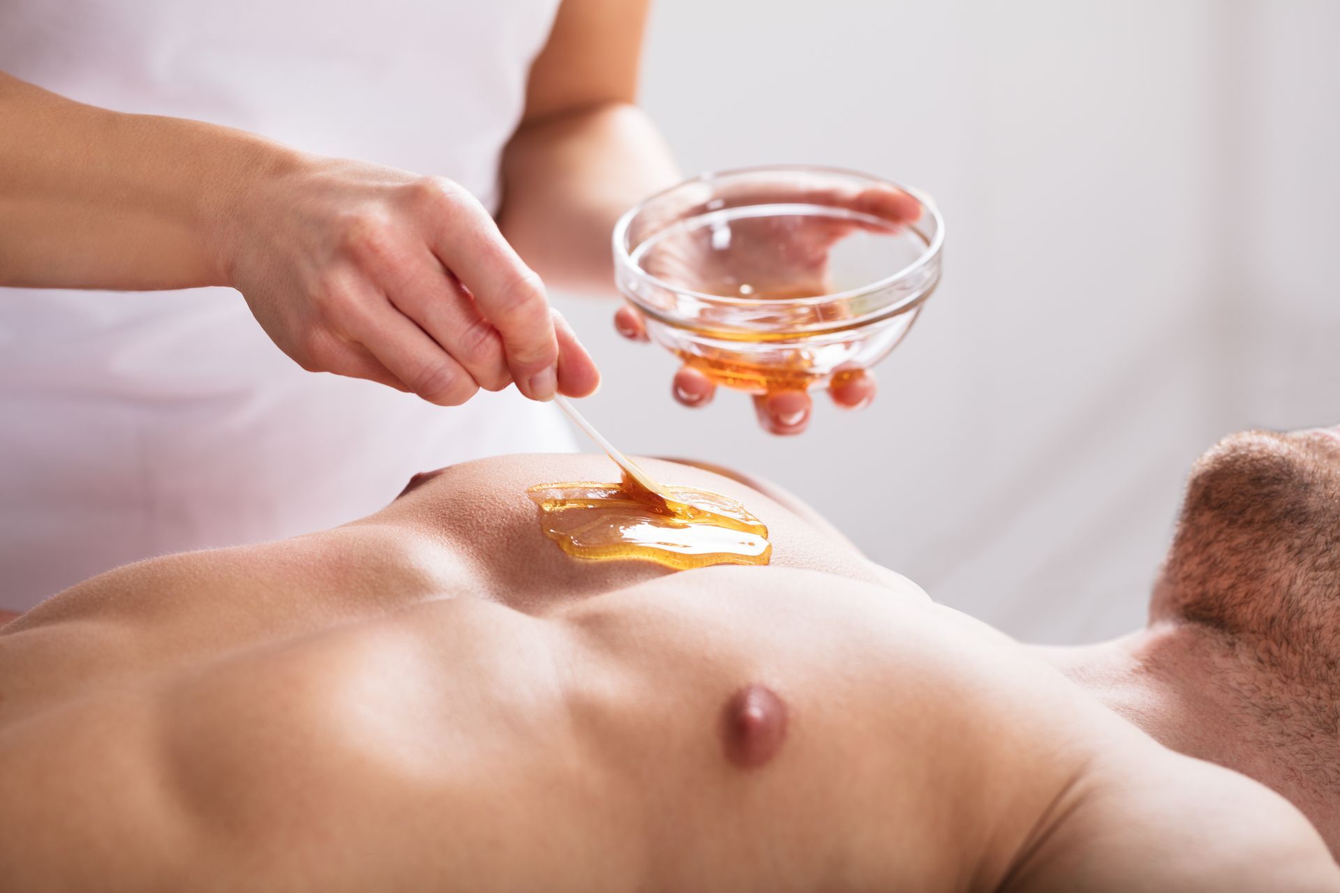 Épilation à la cire sur le torse