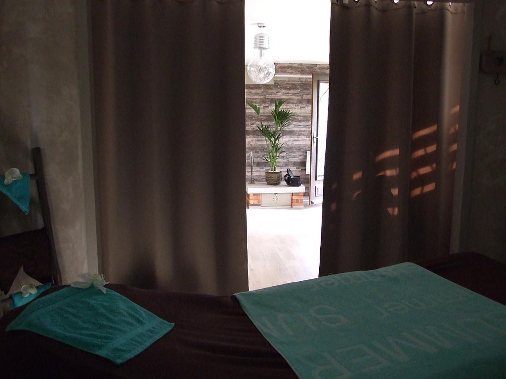 Vue sur l'extérieur de la salle - Bien-être au Naturel à Chambéry, institut de beauté aux soins naturels