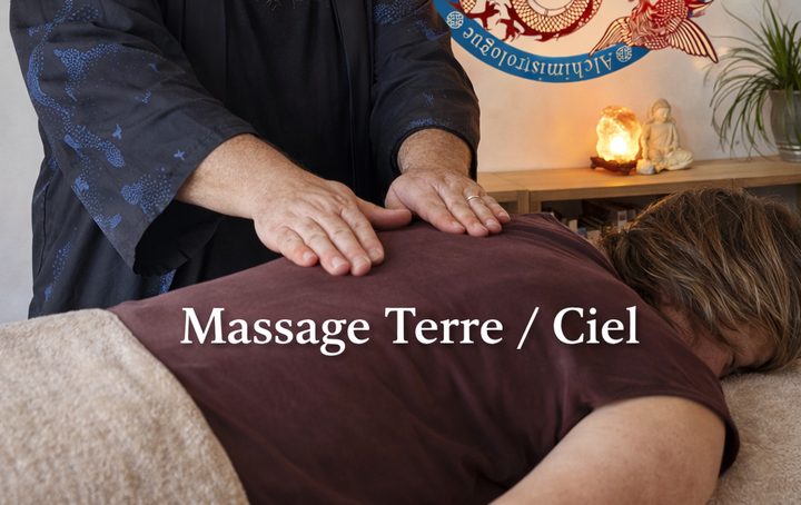 Un masseur prodigue un massage du dos dans une cabine de spa chaleureuse, avec l'inscription Massage Terre / Ciel en surimpression.