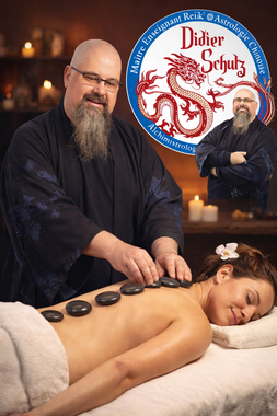 Un homme donne un massage aux pierres chaudes à un client allongé sur une table, avec des bougies.