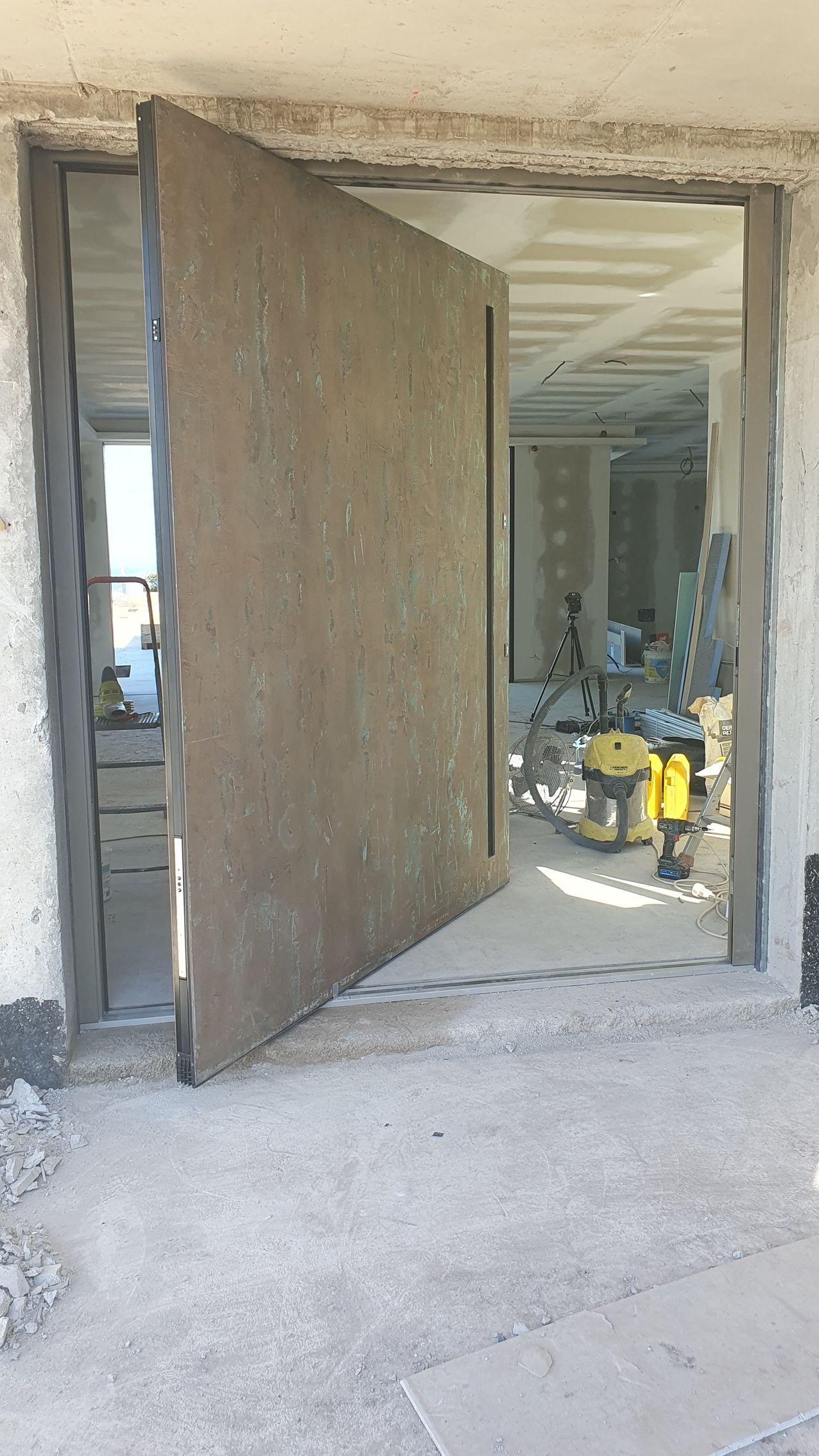 Porte d'entrée minimaliste en aluminium