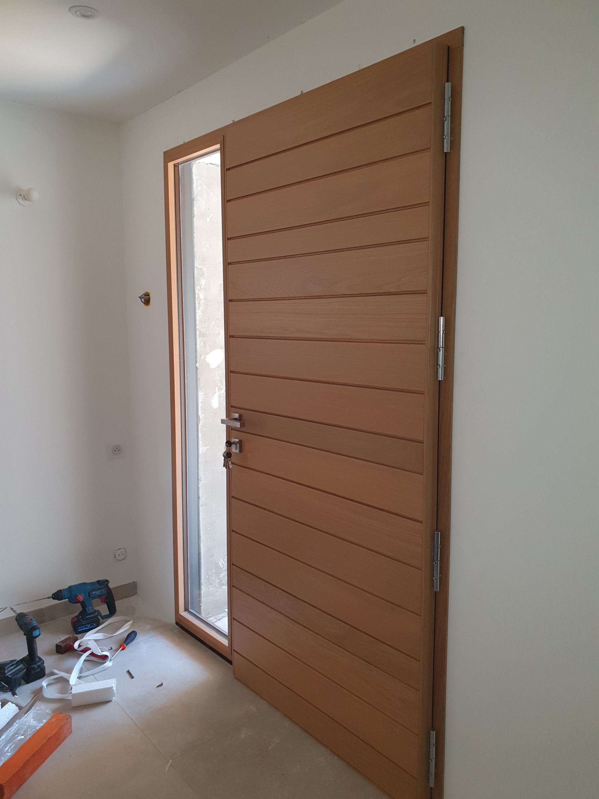 Porte d'entrée en bois et aluminium