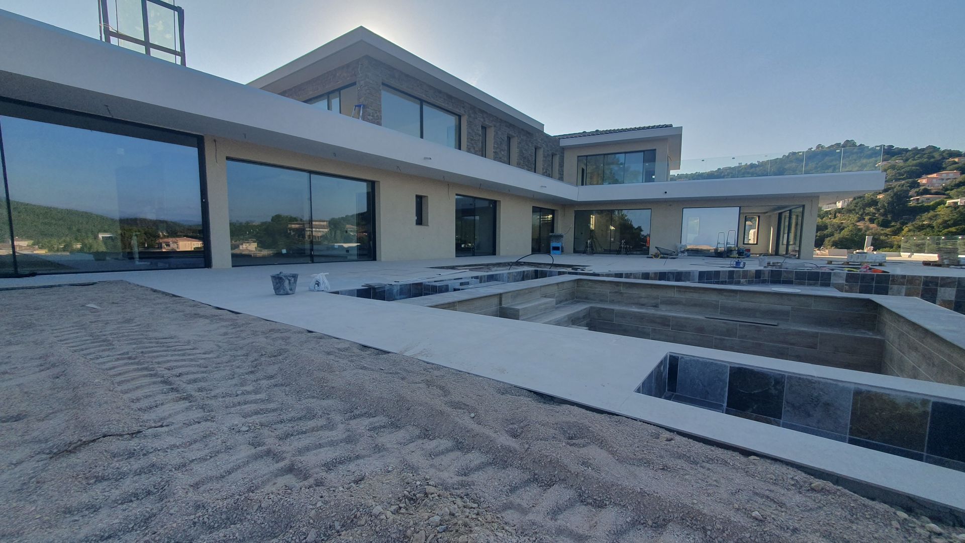 Pose de menuiseries minimalistes