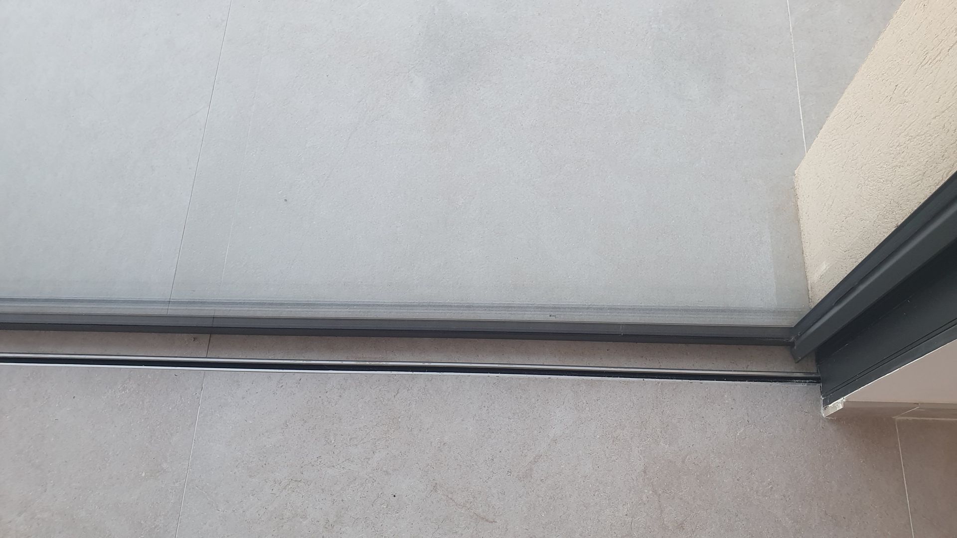 Rail invisible sur coulissant minimaliste