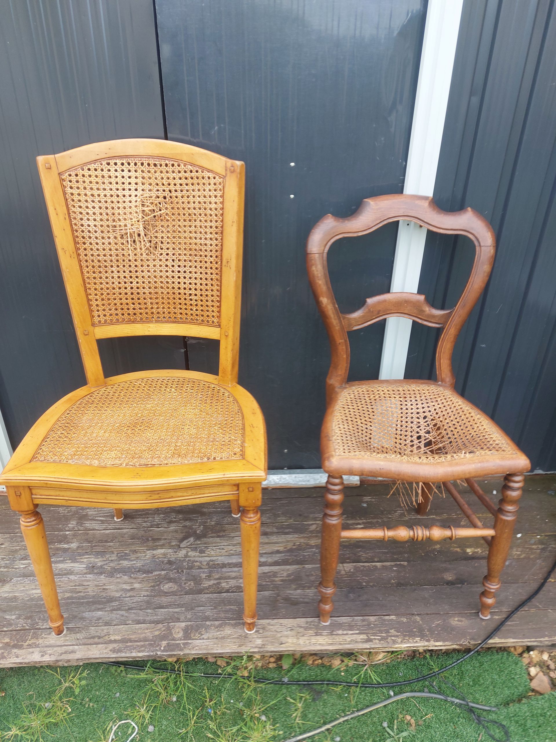 Deux chaises de salle à manger en bois, avec des assises en rotin tressé abîmées.