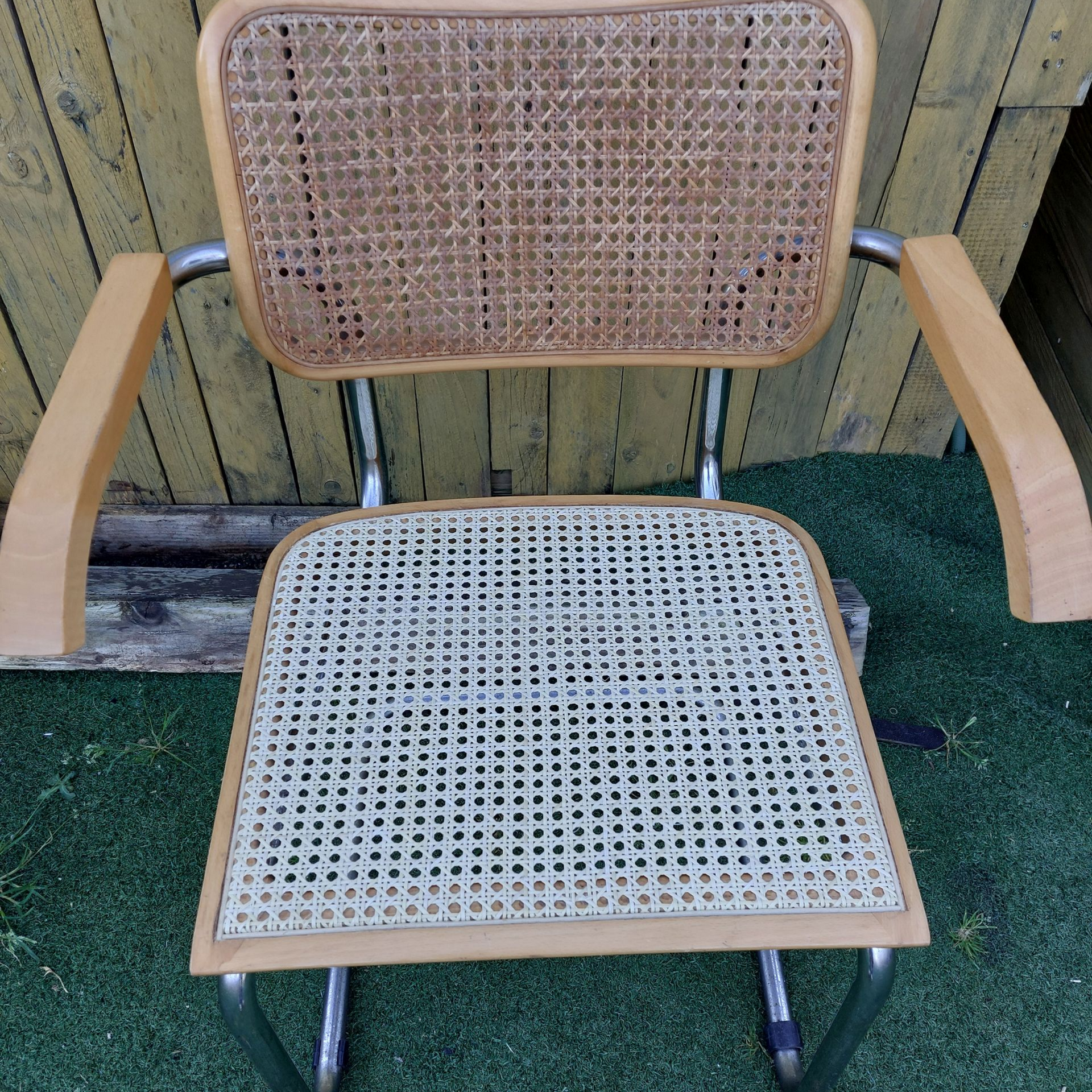 Une chaise de style cantilever avec une structure chromée.