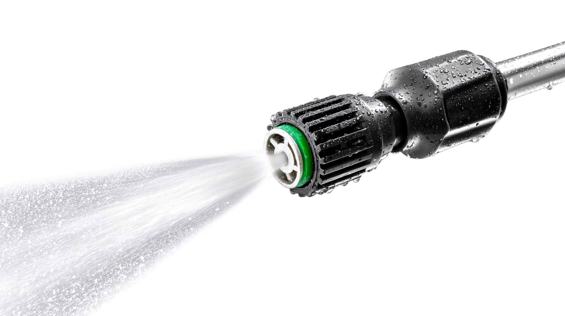 Une buse de nettoyeur haute pression projetant un large jet d'eau brumeux depuis une lance métallique.