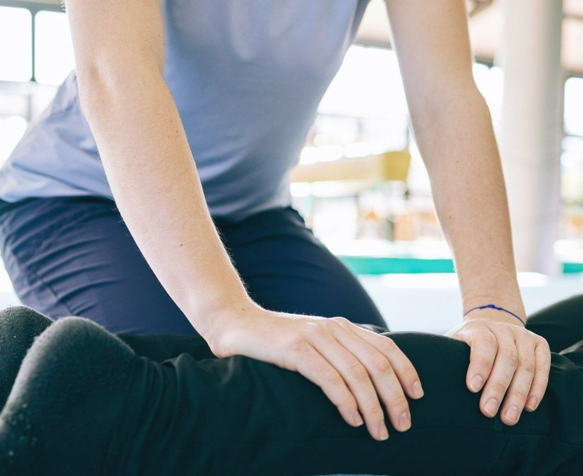 Eine Person, die mit gekreuzten Beinen auf dem Boden liegt