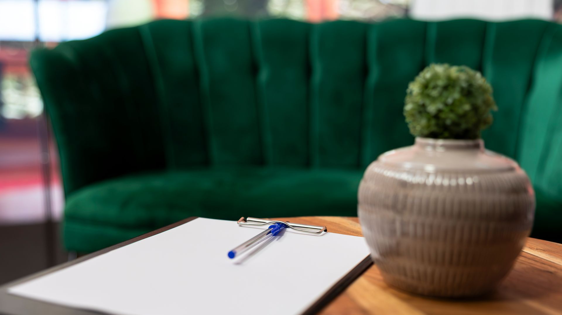 Cabinet avec fauteuil vert