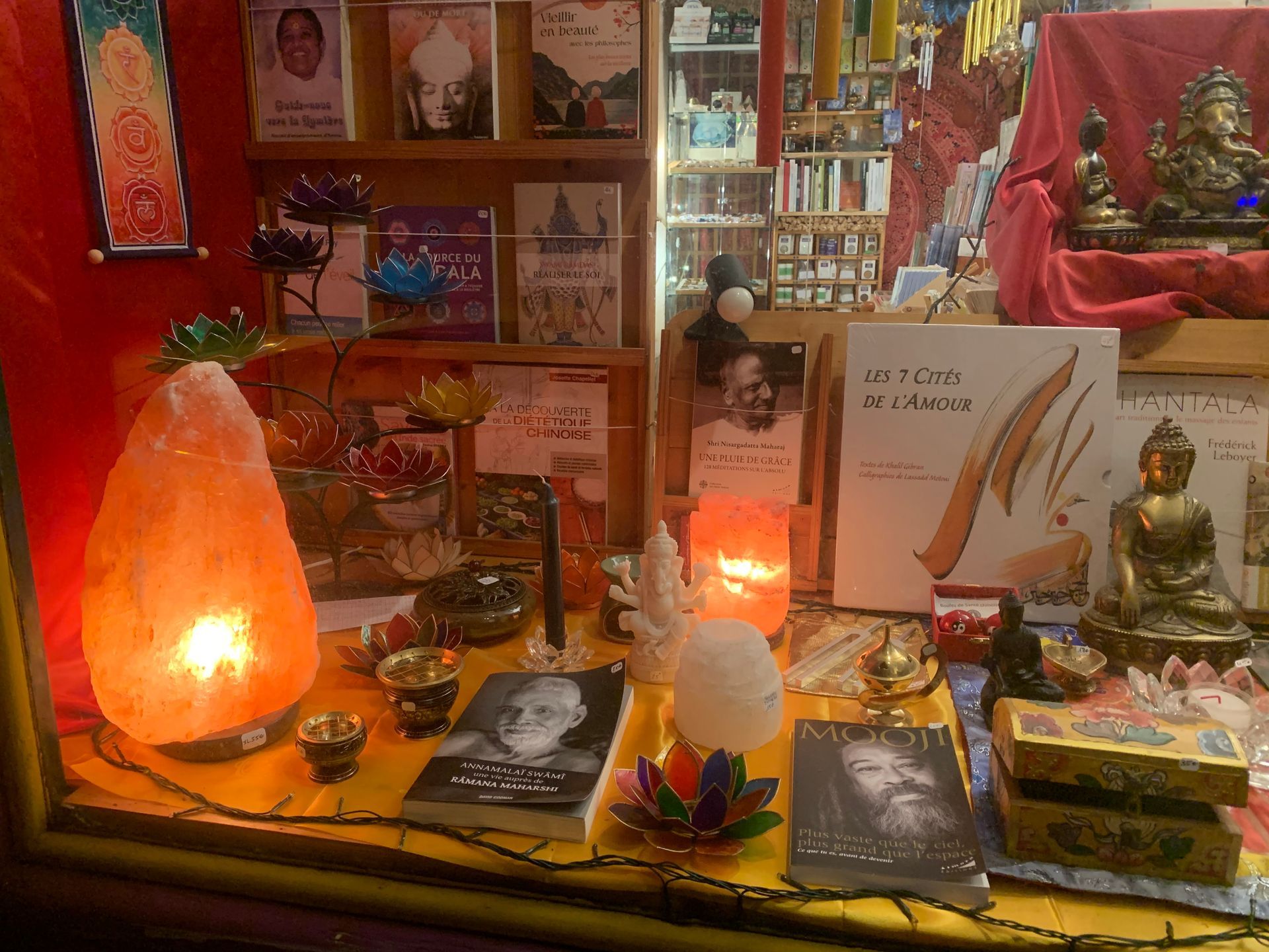 Vitrine avec lampe de sel en premier plan